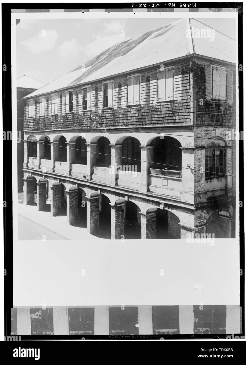 OBLIQUE ANSICHT VON OSTEN (VORNE) Fassade - Drewes House, 46 B-47 King Street, Christiansted, St. Croix, VI; Gjessing, Frederick C, Historiker; Henle, Fritz, Fotograf Stockfoto