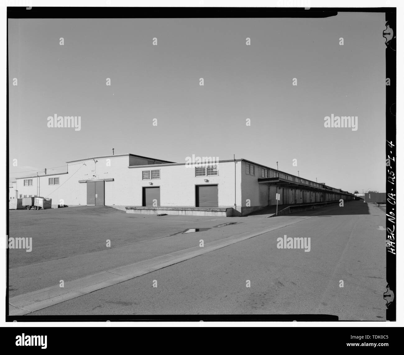 OBLIQUE ANSICHT VON OSTEN UND NORDEN GESICHTER, Gebäude 807. - Oakland Army Base, Lager Typ, Tobruk Street, zwischen Lager Straße und der 15th Street, Oakland, Alameda County, CA Stockfoto