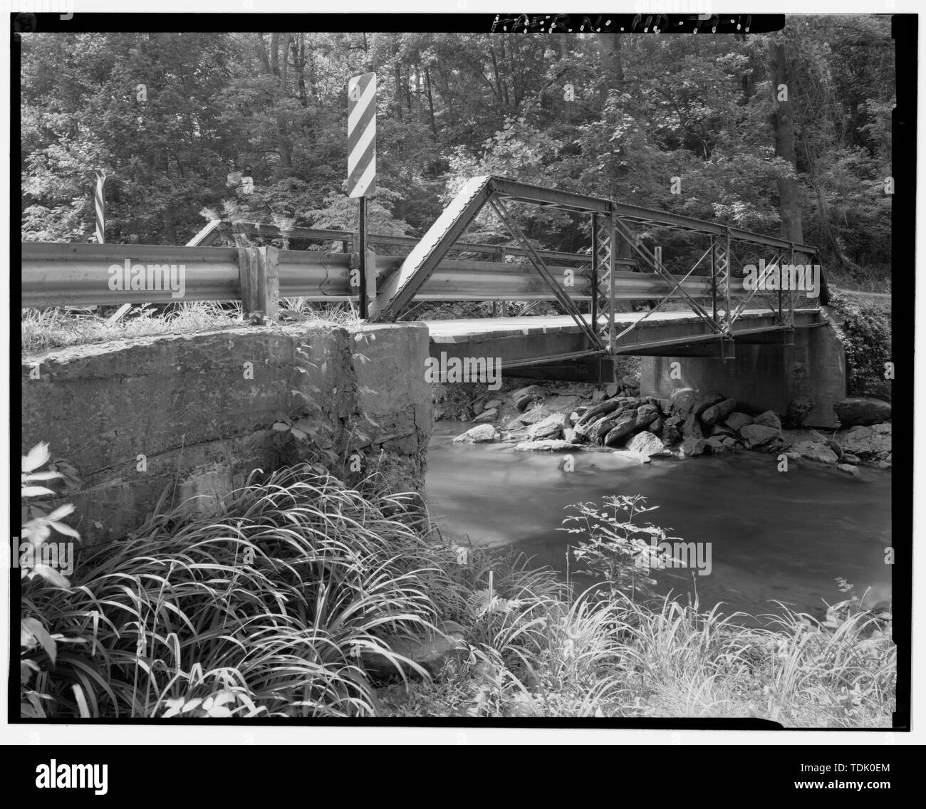 OBLIQUE ANSICHT VON OSTEN TRUSS UND OSTSEITE DES SÜDLICHEN WIDERLAGER, gesehen von South Bank vom Winter's laufen. - Mitchell's Mühle Brücke, die Spanning Winter laufen auf Carrs Mill Road, West von Bel Air, Bel Air, Harford County, MD Stockfoto