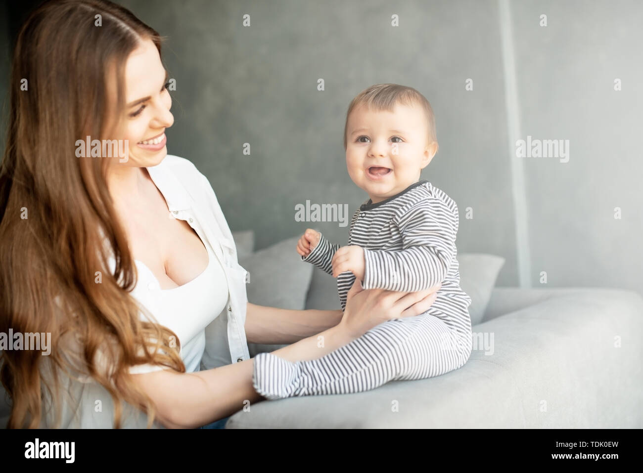 Kleines Kind lächelnd und mit Mama glücklich Stockfoto