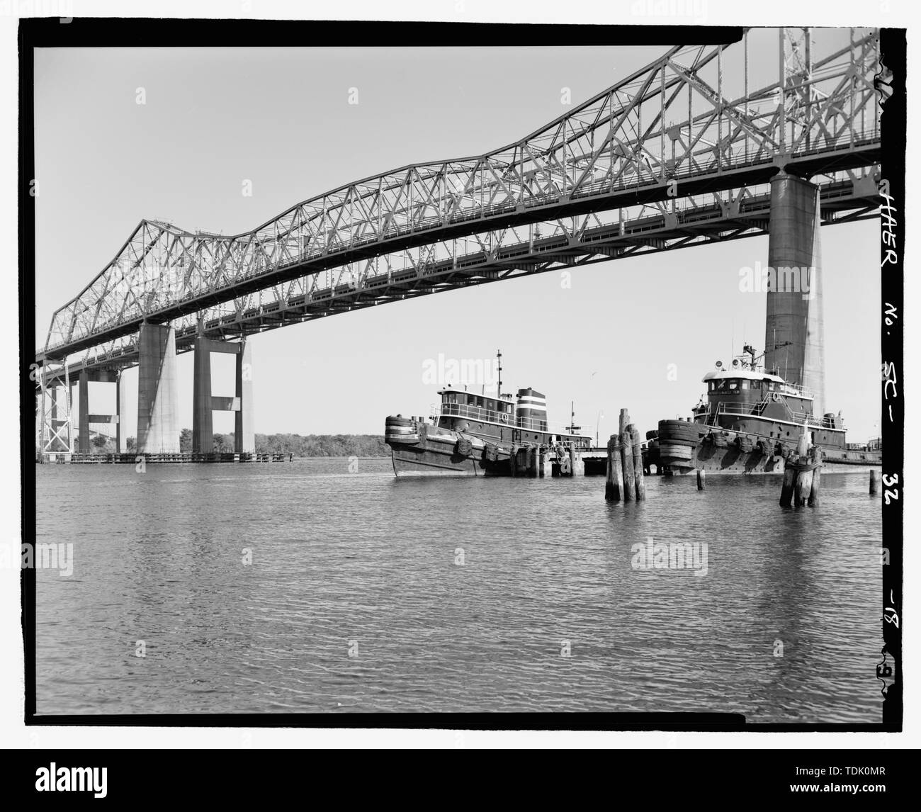 Schrägansicht DER NORDEN DER STADT CREEK SPAN VON WEST BANK DER STADT CREEK, SCHLEPPER IM VORDERGRUND, nach Südosten - Grace Memorial Bridge, U.S. Highway 17 spanning Cooper River und die Stadt Creek, Charleston, Charleston County, SC; Waddell und Hardesty; Mc Clintic-Marshall; die Stiftung Unternehmen; Virginia Brücke und Iron Company; C.E. Hillyer Firma; Südcarolina Verkehrsministerium; Allen, Charles R; Barkerding, Harry; die Gnade, John P; Sullivan, J Frank; Cooper River Bridge, Inc.; US-Krieg Abteilung; S.M. Byllesby und Unternehmen; Shinners, J J; Pohl, W, H; Allen, Charles K; Insel der Pal Stockfoto