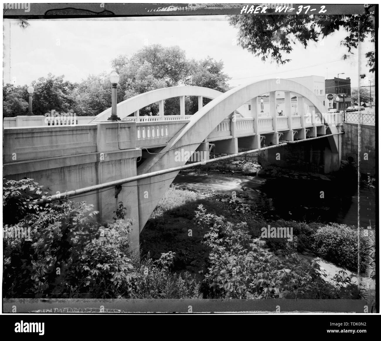 Schrägansicht von NORTH TRUSS - Spring Street Bridge, Spanning Duncan Creek, Chippewa Falls, Chippewa County, WI; Marsh, James Barney Stockfoto