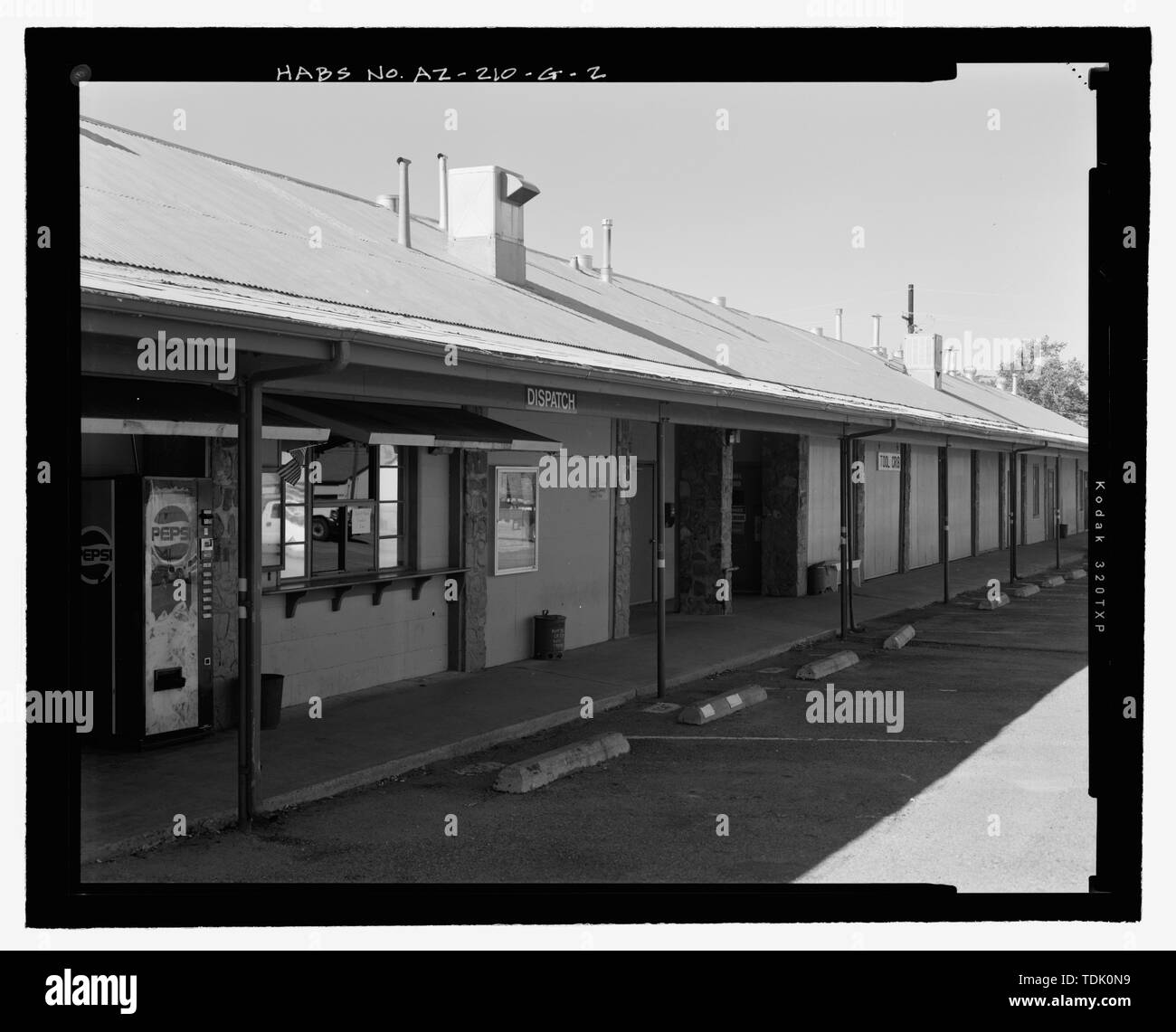 Schrägansicht der Nordseite, erweitertes VERANDA UND UMGESTALTETE FUNKTIONEN, von Nordosten - Fort Huachuca, Kavallerie stabil, Clarkson Road, Sierra Vista, Cochise County, AZ Stockfoto