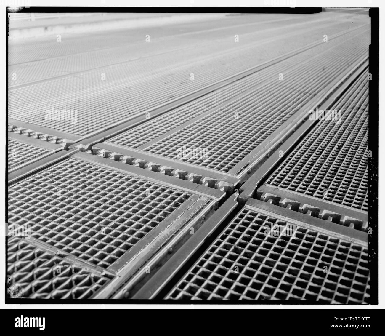 Schrägansicht von Schienen und KLAPP DECK BEREICH BEI BRUCH ZWISCHEN OST UND WEST treibt. - Tomlinson Brücke, Spanning Quinnipiac River bei Forbes Straße (U.S. Route 1), New Haven, New Haven County, CT Stockfoto