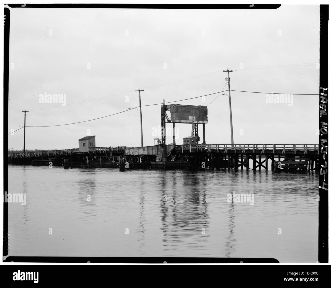 Schrägansicht von SOUTH ELEVATION - Untere Bank Road Bridge, Spanning Mullica Fluss, Egg Harbor City, Atlantic County, New Jersey Stockfoto