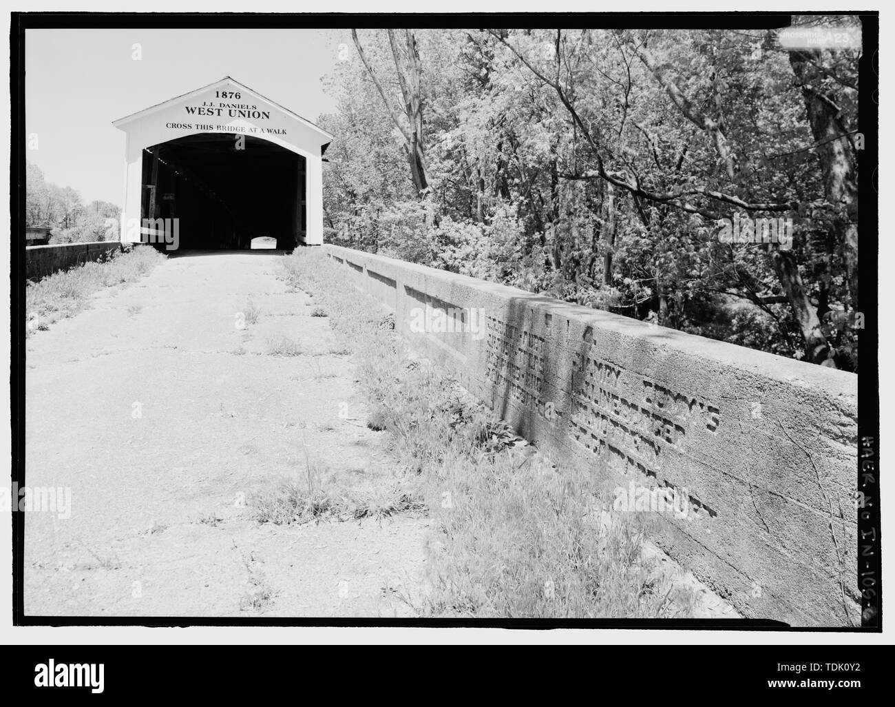beschadigte autobahn schwarzweiss stockfotos und bilder alamy