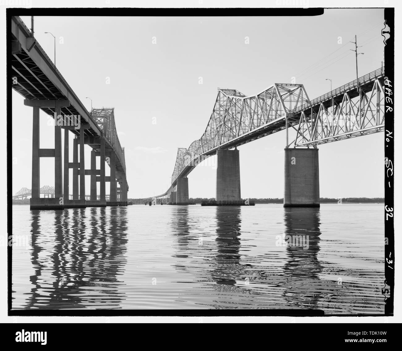 OBLIQUE ANSICHT DER SÜDSEITE VON COOPER RIVER CANTILEVER SPAN AUS WASSER, PEARMAN BRÜCKE AUF DER LINKEN SEITE, NACH WESTEN IN RICHTUNG TROMMEL INSEL - Grace Memorial Bridge, U.S. Highway 17 spanning Cooper River und die Stadt Creek, Charleston, Charleston County, SC; Waddell und Hardesty; Mc Clintic-Marshall; die Stiftung Unternehmen; Virginia Brücke und Iron Company; C.E. Hillyer Firma; Südcarolina Verkehrsministerium; Allen, Charles R; Barkerding, Harry; die Gnade, John P; Sullivan, J Frank; Cooper River Bridge, Inc.; US-Krieg Abteilung; S.M. Byllesby und Unternehmen; Shinners, J J; Pohl, W, H; Allen, Charles K; Ich Stockfoto