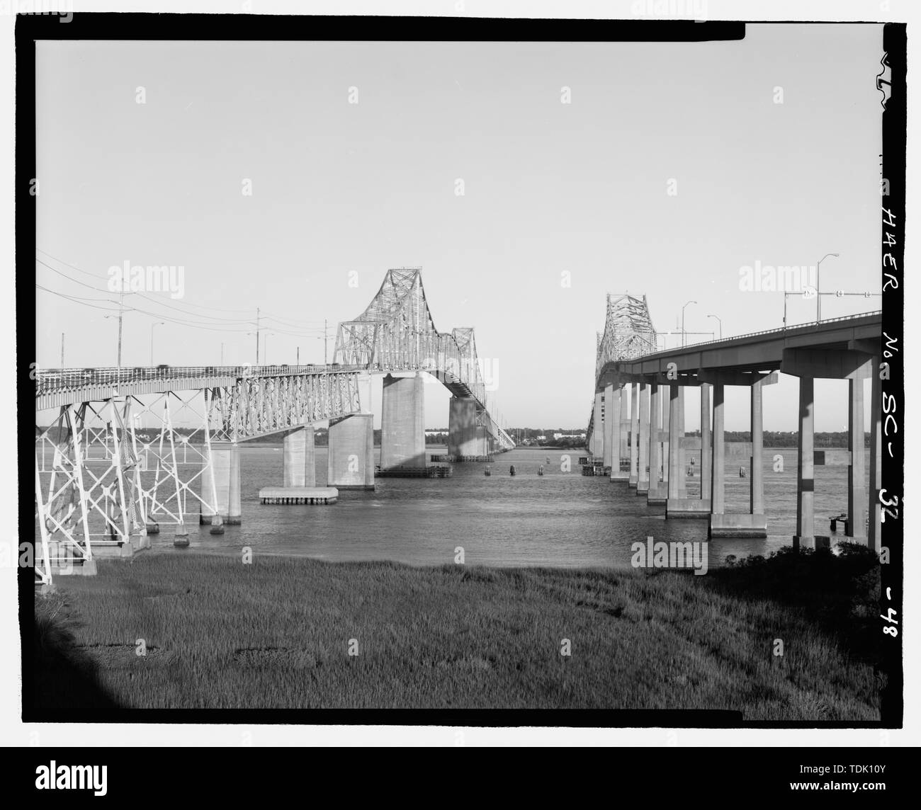 OBLIQUE ANSICHT DER SÜDSEITE VON COOPER River überspannen, PEARMAN BRÜCKE AUF DER RECHTEN SEITE, NACH OSTEN IN RICHTUNG MOUNT PLEASANT von der Brücke - Grace Memorial Bridge, U.S. Highway 17 spanning Cooper River und die Stadt Creek, Charleston, Charleston County, SC; Waddell und Hardesty; Mc Clintic-Marshall; die Stiftung Unternehmen; Virginia Brücke und Iron Company; C.E. Hillyer Firma; Südcarolina Verkehrsministerium; Allen, Charles R; Barkerding, Harry; die Gnade, John P; Sullivan, J Frank; Cooper River Bridge, Inc.; US-Krieg Abteilung; S.M. Byllesby und Unternehmen; Shinners, J J; Pohl, W, H; Allen, Charles K; Insel Stockfoto