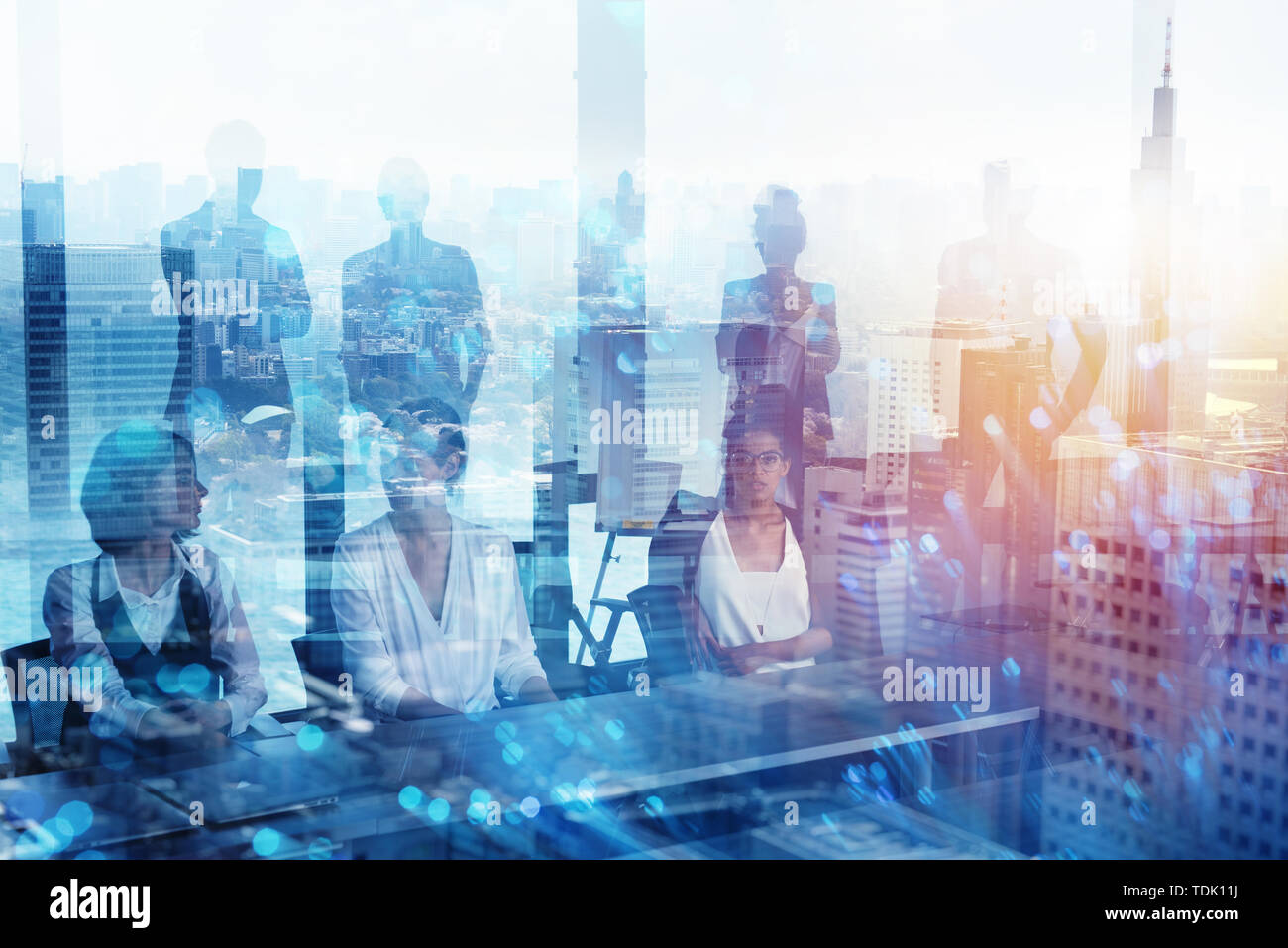 Gruppe von Business-Partner auf der Suche nach der Zukunft mit digitalen Netzwerkeffekt Stockfoto