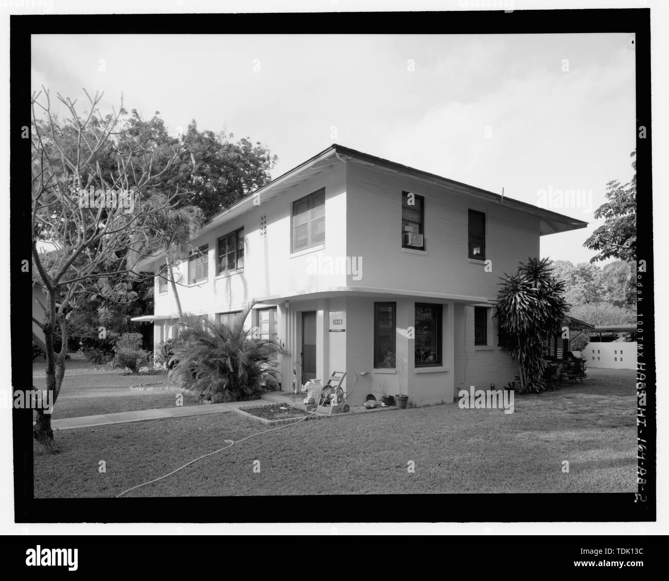 OBLIQUE ANSICHT VON SÜDWESTEN (links) und Südosten (rechts). Blick Richtung Norden. - Hickam Field, der Schiffsoffiziere Gehäuse Typ N, 204 B der Second Street, Honolulu, Honolulu County, HI Stockfoto