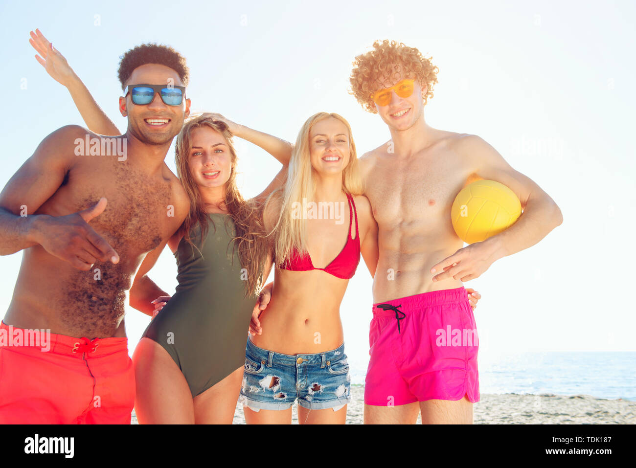 Gruppe von Freunden zu Beach-Volleyball am Strand spielen Stockfoto