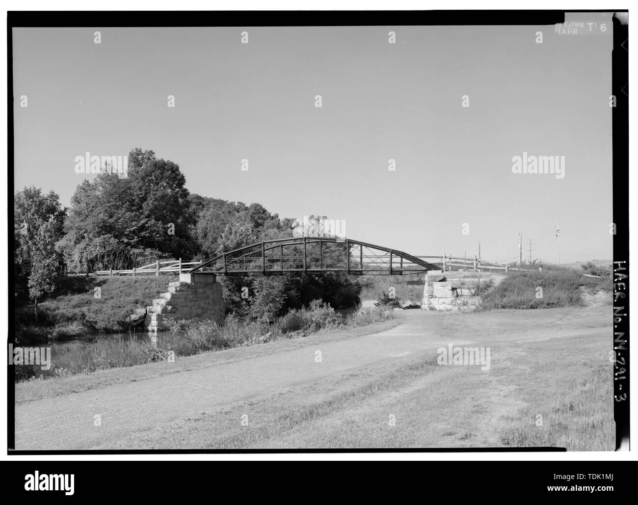 Schrägansicht, nach Südwesten. - Cooper's Tubular Bogenbrücke, Spanning alten Erie Canal nördlich von Linden Straße, Fayetteville, Onondaga County, NY Stockfoto