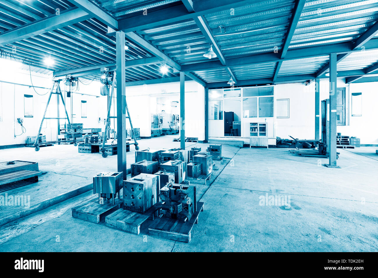 Innenraum der modernen Fabrik von Kommunikationseinrichtungen Stockfoto