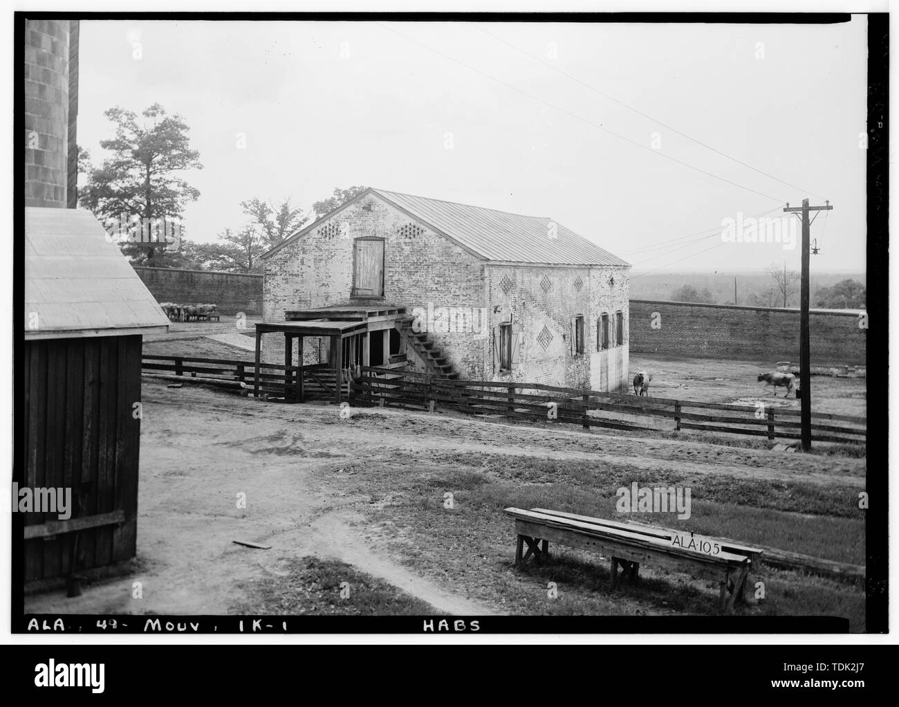 Historischer amerikanischer Gebäude Umfrage E. W. Russell, Fotograf, April 2, 1935, alte Scheune, N. UND E. ÄUSSERER WAND BODEN ZURÜCK - Mount Vernon Arsenal, Ställe, Old Saint Stephens Road (County Road 96), Mount Vernon, Mobile County, AL Stockfoto
