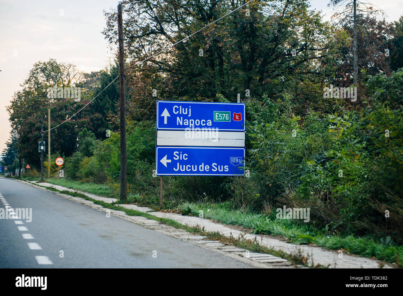 Jucu, Rumänien - 26.September 2013: Rumänische Autobahn mit street Schild mit fast sichtbar NOKIA Zeichen nach Nokia Finnland die Fabrik in der Nähe von Cluj in 2011 geschlossen Stockfoto