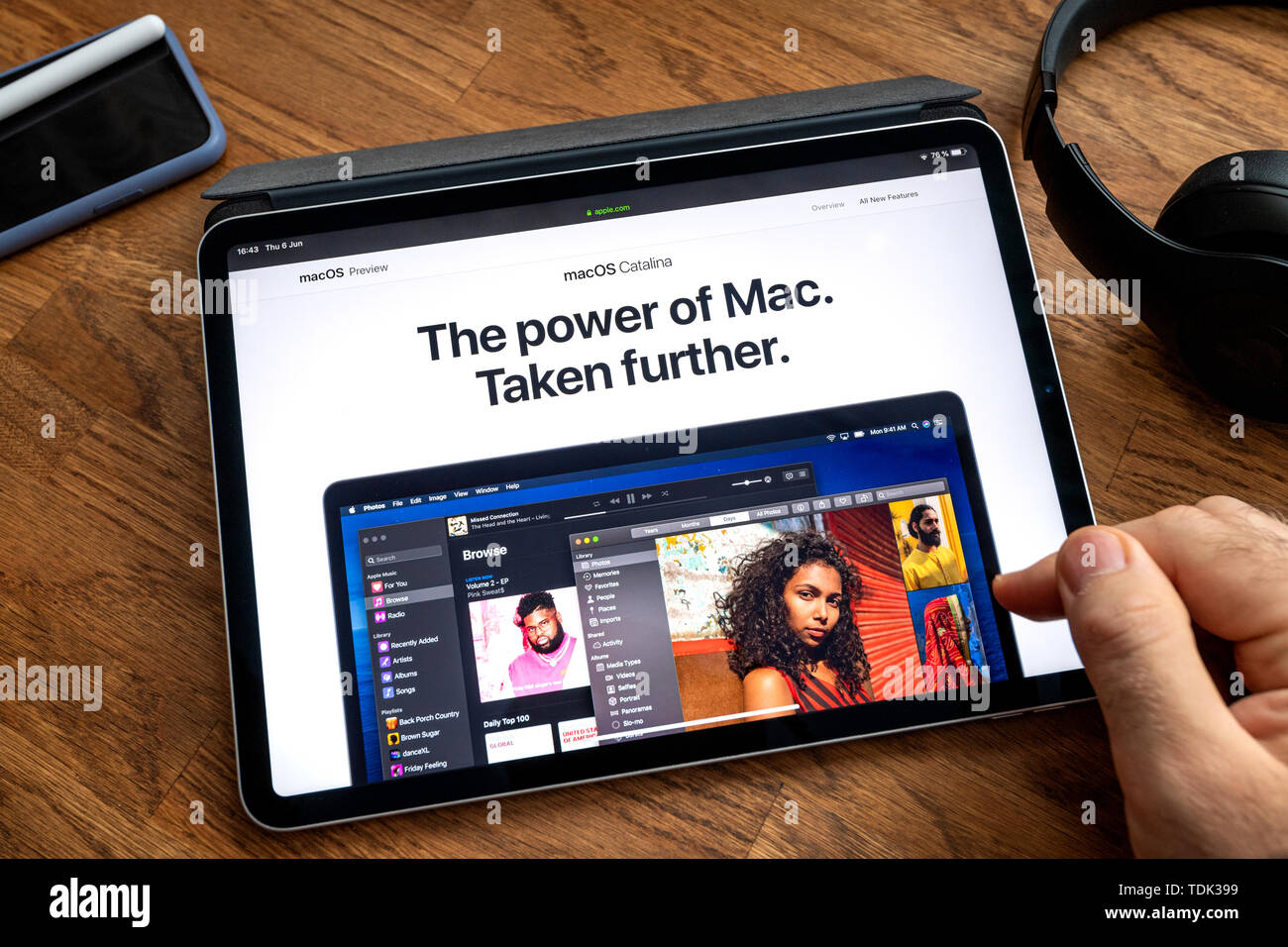 Paris, Frankreich - Jul 6, 2019: der Mensch Lesen auf Apple iPad pro Tablette über neueste Ankündigung bei Apple Worldwide Developers Conference WWDC - Zeigt den macOS Catalina Stockfoto