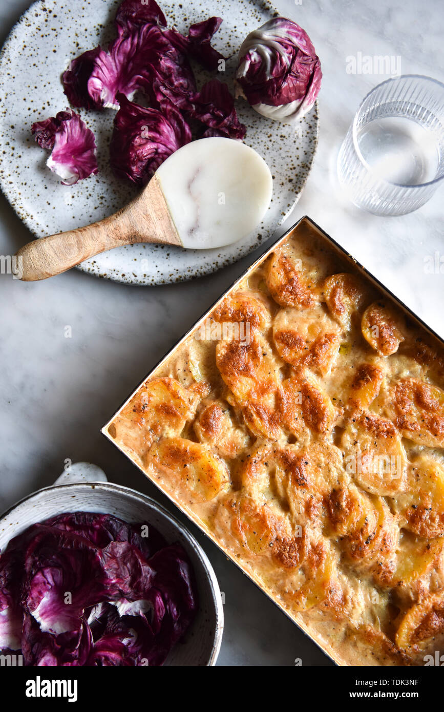 Cacio Pepe Kartoffeln backen Stockfoto