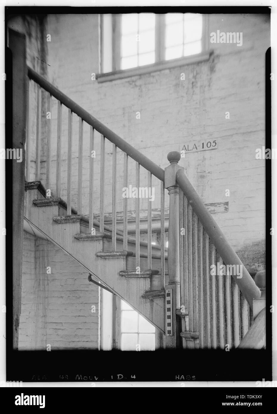 Historischer amerikanischer Gebäude Umfrage E. W. Russell, Fotograf, April 23, 1935 ALTE TREPPEN IN ALTEN KASERNEN GEBÄUDE, AUSSICHTSTURM - Mount Vernon Arsenal, Alte Kaserne Gebäude, alte Saint Stephens Road (County Road 96), Mount Vernon, Mobile County, AL Stockfoto