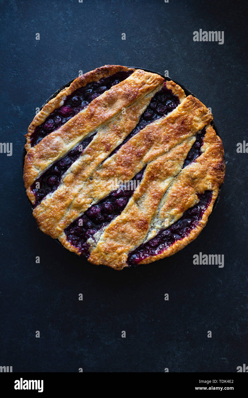 Cherry Pie mit einem Gitter und flockig Kruste Schuß auf blauem Hintergrund Stockfoto