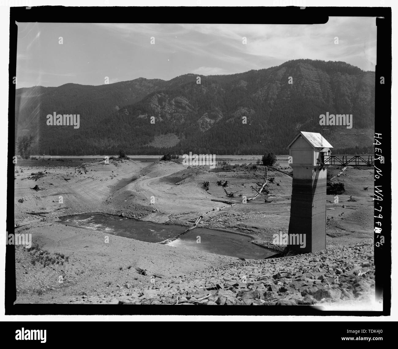 Offenen ABSCHNITT VON EINLASS- Kanal, VON CONDUIT AUF BASIS VON GATE TOWER, Blick nach Norden - kachess Damm, am Kanal, kachess Fluss, 1,5 Meilen nördlich der Interstate 90, Easton, Kittitas County, WA BEGRABEN Stockfoto Offenen ABSCHNITT VON EINLASS- Kanal, VON CONDUIT AUF BASIS VON GATE TOWER, Blick nach Norden - kachess Damm, am Kanal, kachess Fluss, 1,5 Meilen nördlich der Interstate 90, Easton, Kittitas County, WA BEGRABEN Stockfoto