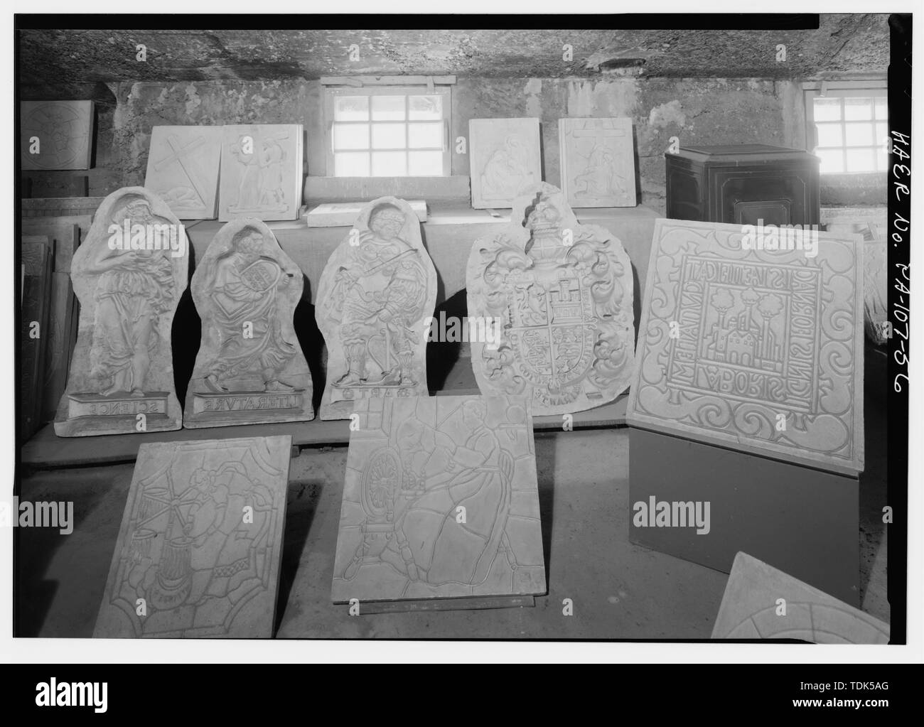 Ursprüngliche formen. Der Mährische Keramik und Fliesen arbeitet, hat rund 6.000 GIPSFORMEN VON VERSCHIEDENEN ARTEN, EINSCHLIESSLICH DER TIEFEN KAVITÄTEN IN DER MITTE DES FOTOS. Diese Formen produziert allegorische Figuren RUND UM DEN GESIMSEN DER ÖFFENTLICHEN SCHULEN, die installiert werden sollen. - Mährischer Keramik und Fliesen, Südwestseite der State Route 313 (Swamp Road), nordwestlich von Osten Court Street, Doylestown, Bucks County, PA; Mercer, Henry Chapman; Swain, Frank König; Briddes, John; Verkaufen, Herman; Amerikanische Ton-Maschinerie Firma; Crossley Manufacturing Company; Donegan und Swift; Orr und Sembower; Buck, Raymond Stockfoto