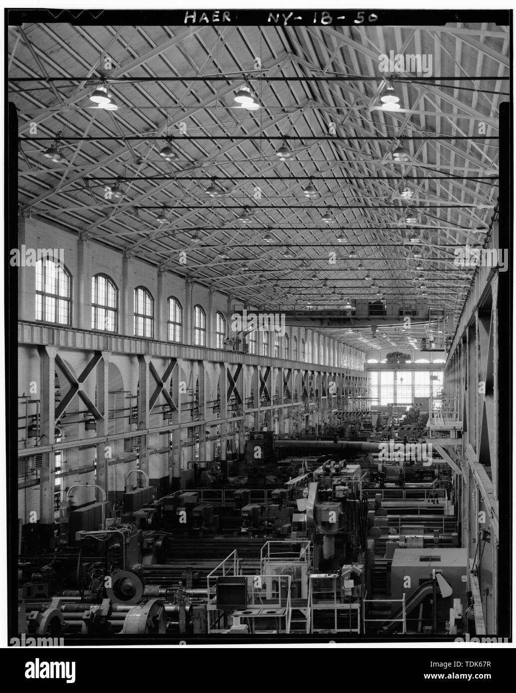 Die INNENANSICHT DES S ABSCHNITT DES GEBÄUDES VON DER WEST BALKON SUCHEN; SSE. 10 UND 30 TONNEN KRANE IM HINTERGRUND GESEHEN WERDEN. (Ceronie) - watervliet Arsenal, Gebäude Nr. 110, Hagner Straße zwischen Schull und Whittemore Straßen, Watervliet, Albany County, NY Stockfoto