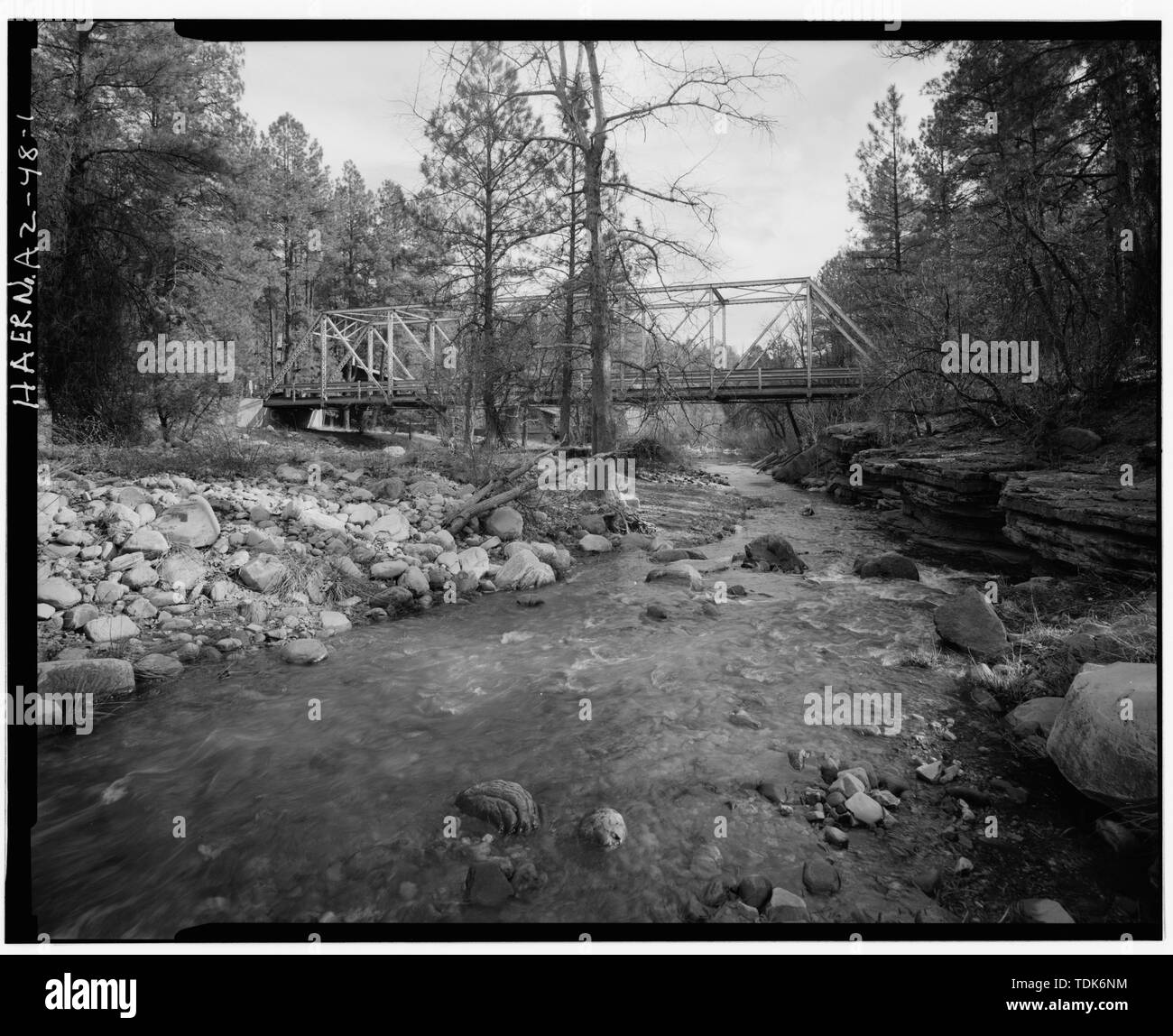 Gesamtüberblick über die Brücke und Osten Verde River. Blick nach Norden. - Whispering Pines Brücke, Spanning Osten Verde River Forest Service Control Road, Payson, Gila County, AZ Stockfoto