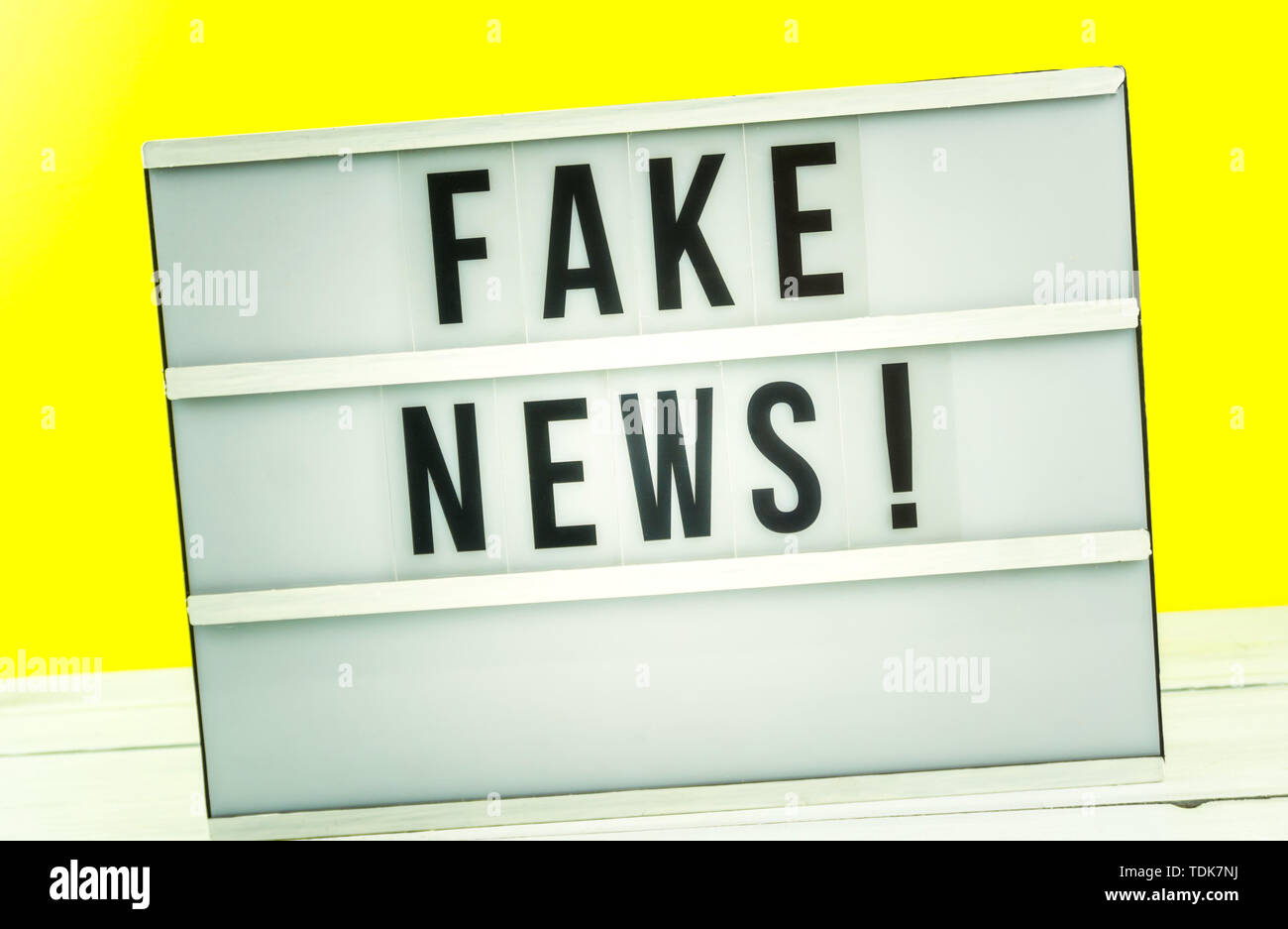 Leuchtkasten mit der Schlagzeile gefälschte Nachrichten mit gegen gelben Hintergrund, blog Konzept Bild Stockfoto