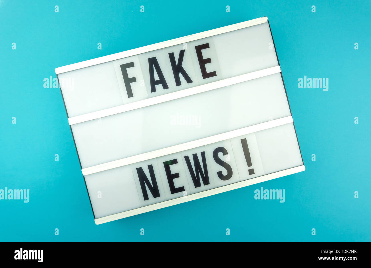 Leuchtkasten mit der Schlagzeile gefälschte Nachrichten mit gegen den blauen Hintergrund, blog Konzept Stockfoto