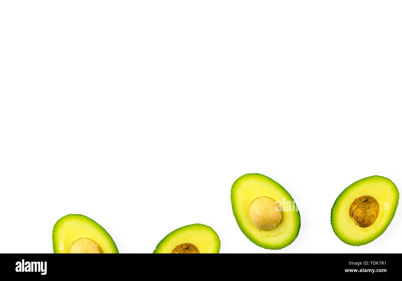 Schneiden avocado Schichten isoliert auf weißem Hintergrund. Ansicht von oben. Flach Stockfoto