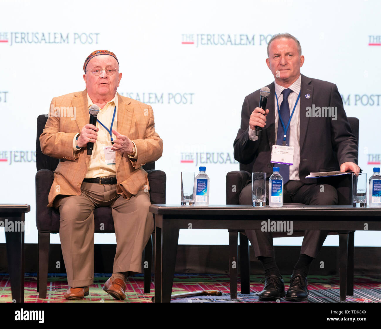 New York, Vereinigte Staaten. 16 Juni, 2019. Holocaust Survivor Juda Samet im Gespräch mit Steve Linde während der Jerusalem Post Konferenz im Marriott Marquis Times Square Credit: Lev Radin/Pacific Press/Alamy leben Nachrichten Stockfoto