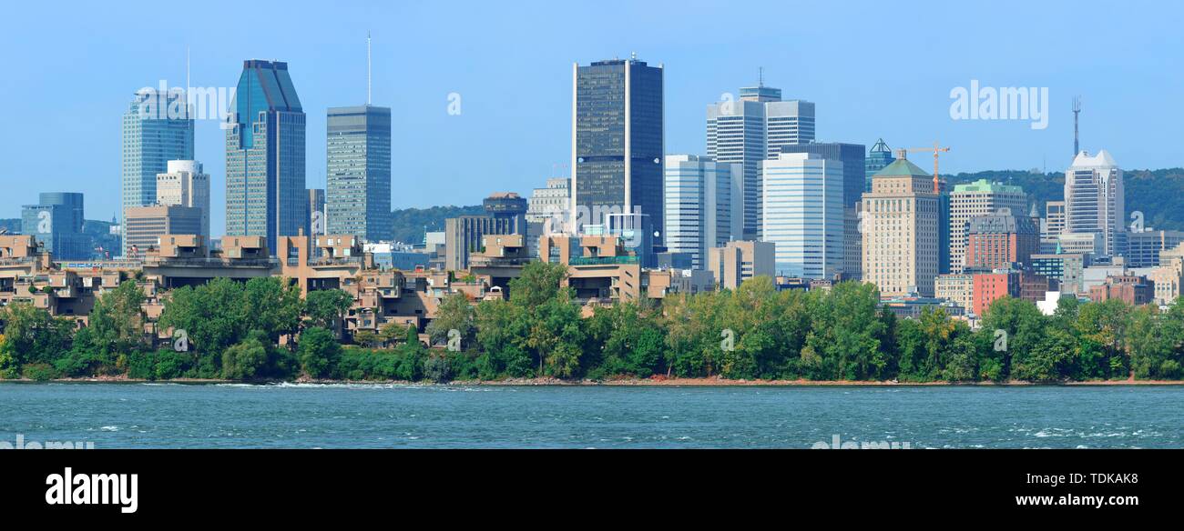 Montreal Stadt Skyline Panorama über River in den Tag mit städtischen Gebäuden Stockfoto