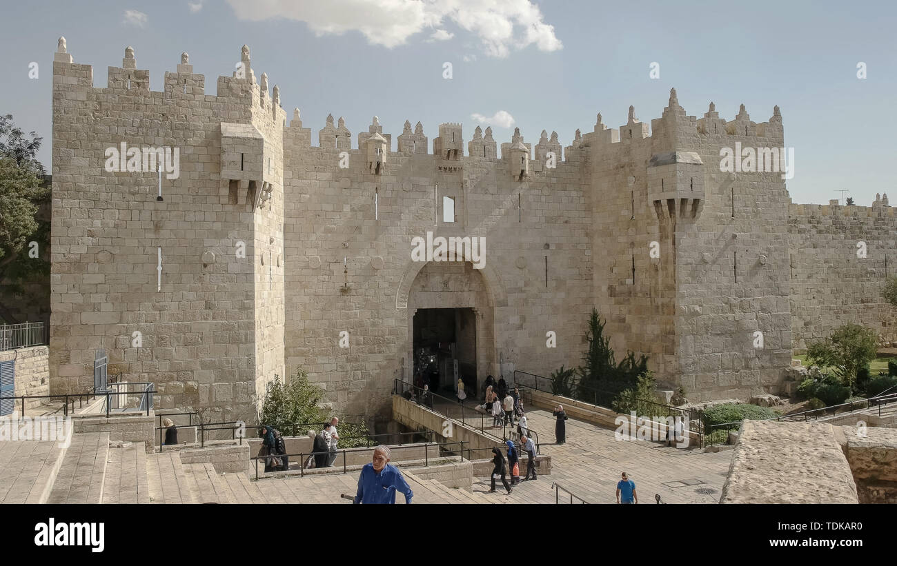 JERUSALEM, ISRAEL - September, 21, 2016: Die Menschen verlassen das Damaskus Tor aus der muslimischen Viertel der Altstadt von Jerusalem, Israel Stockfoto