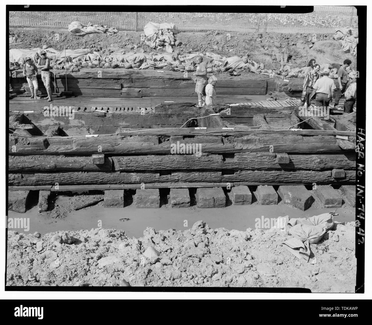 Haus am Ort, Samstag, 3. Oktober 1992 geöffnet. Blick nach Norden - Nordwesten. Foto zeigt der Halterung der Verriegelung Fußbodenbalken auf Schwellen und die Mortised Krippe Wände. Die 1-inch-Board an der Basis der Krippe Wand ist die super Bau 'Footprint' für die Ausrichtung. - Wabash und Erie Canal, Nr. 2, 8 Meilen östlich von Fort Wayne, neben US-Route 24, New Haven, Allen County, IN Stockfoto