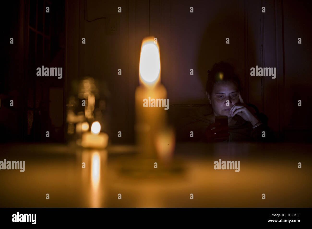 Buenos Aires, Hauptstadt, Argetina. 16 Juni, 2019. Mega allgemein Blackout in Argentinien verlässt das Dunkel von Argentinien nach Uruguay. Strom Service war am Sonntag in einem Drittel der Wohnungen in Argentinien restauriert, nach einem massiven Ausfall am Morgen von links nach zig Millionen Menschen ohne Strom in ganz Argentinien und in Teile des benachbarten Uruguay und Paraguay. Credit: Roberto Almeida Aveledo/ZUMA Draht/Alamy leben Nachrichten Stockfoto