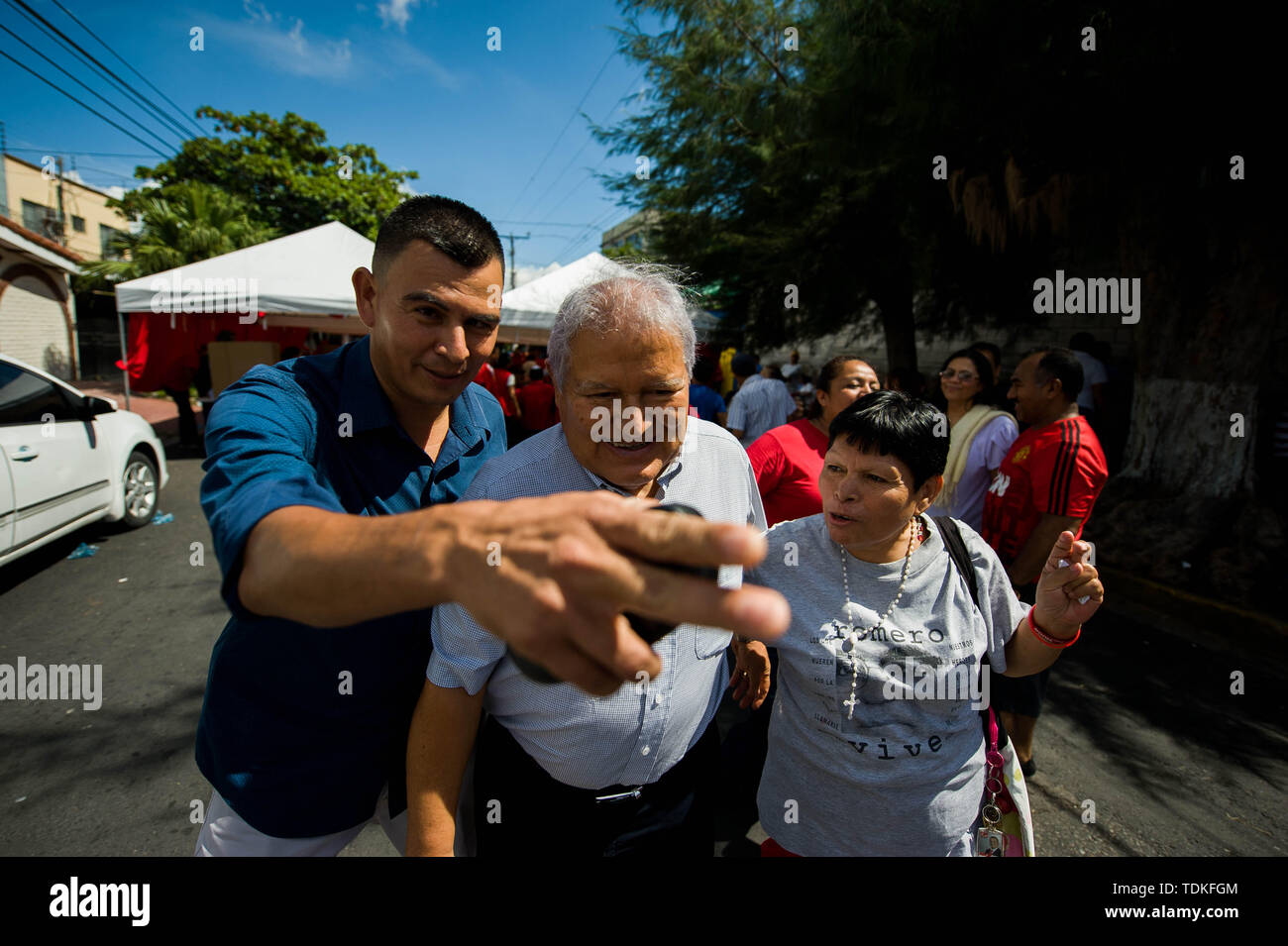 San Salvador, El Salvador. 17 Juni, 2019. Salvadorianischen linken FMLN wählt neuen Behörden. Frühere linke Präsident SANCHEZ CEREN besucht einen Wahlbezirk. Credit: Camilo Freedman/ZUMA Draht/Alamy leben Nachrichten Stockfoto