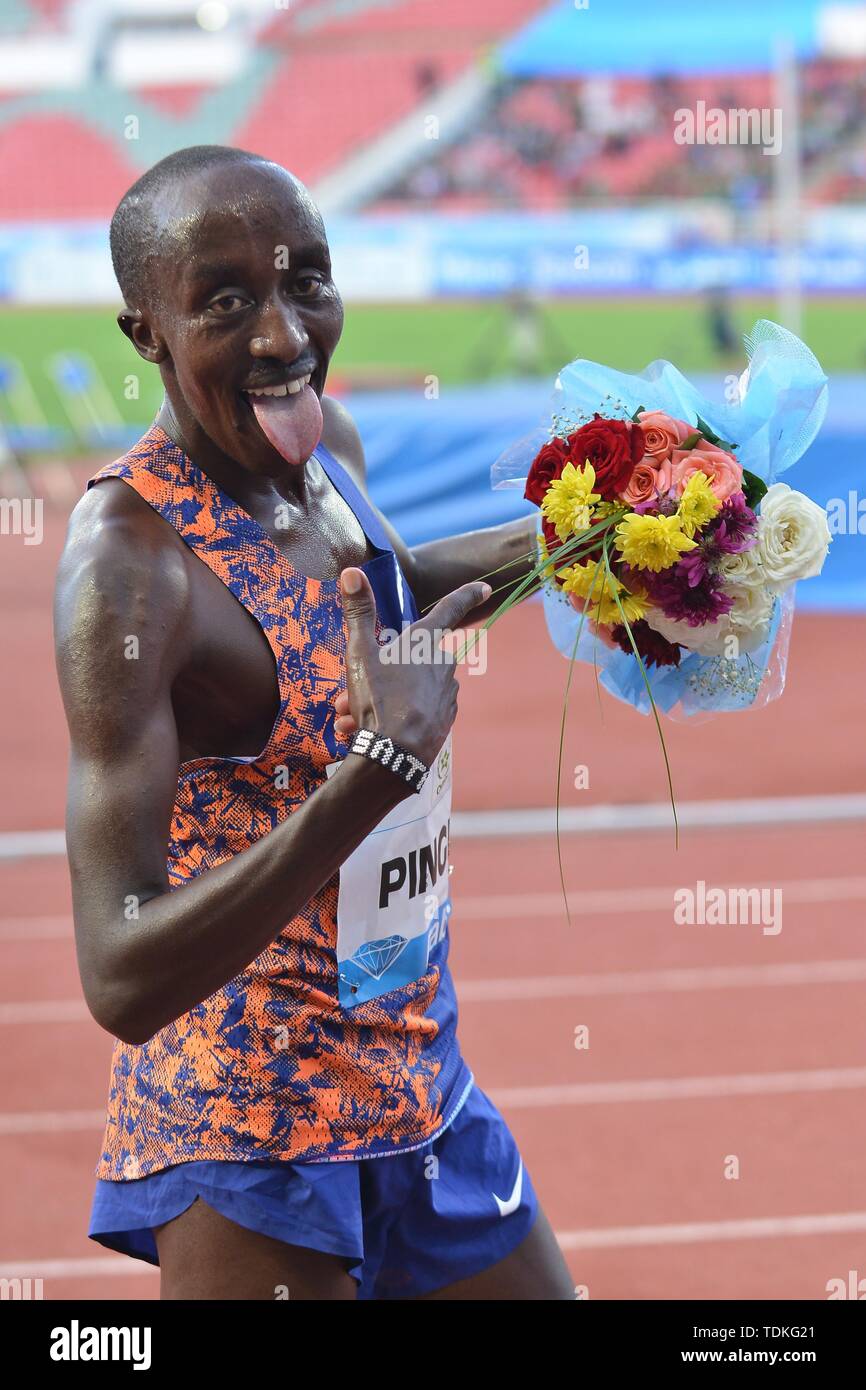 (190617) - Rabat, 17. Juni 2019 (Xinhua) - Edward Zakayo Pingua von Kenia feiert nach den Herren 5000 m an 2019 IAAF Diamond League in Rabat, der Hauptstadt von Marokko, am 16. Juni 2019. Edward Zakayo Pingua gewann den 1.Platz mit 13:11.49. (Xinhua / chadi) Stockfoto