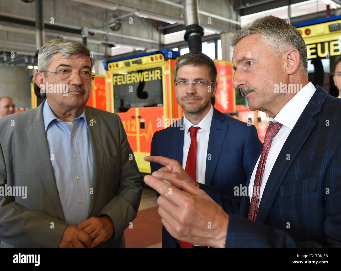 Potsdam, Deutschland. 17 Juni, 2019. Karl-Heinz Schröter (SPD, r - l), Minister des Innern des Landes Brandenburg, spricht mit Mike Schubert (SPD), Oberbürgermeister der Stadt Potsdam, und Lorenz Caffier (CDU), Innenminister von Mecklenburg-Vorpommern, wenn Sie die Potsdamer Feuerwehr besuchen. Das Thema der Reise war der Fahrzeugbeschaffung und die Ausrüstung der Feuerwehren. Foto: Bernd Settnik/dpa-Zentralbild/ZB/dpa/Alamy leben Nachrichten Stockfoto