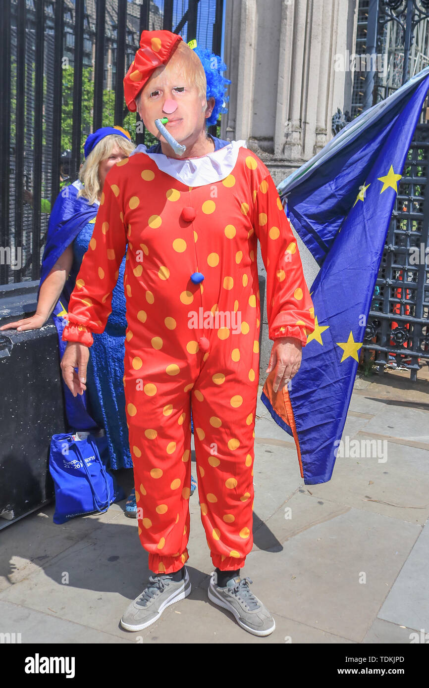 London, Großbritannien. 17 Juni, 2019. Ein Pro Europa Demonstranten gekleidet wie ein Clown mit Boris Johnson Maske. Boris Johnson ist der Vorreiter und gekippt, dass der zweite Wahlgang für die Konservative Partei, die am Dienstag mit sechs Kämpfern links Kredit zu gewinnen: Amer ghazzal/Alamy leben Nachrichten Stockfoto