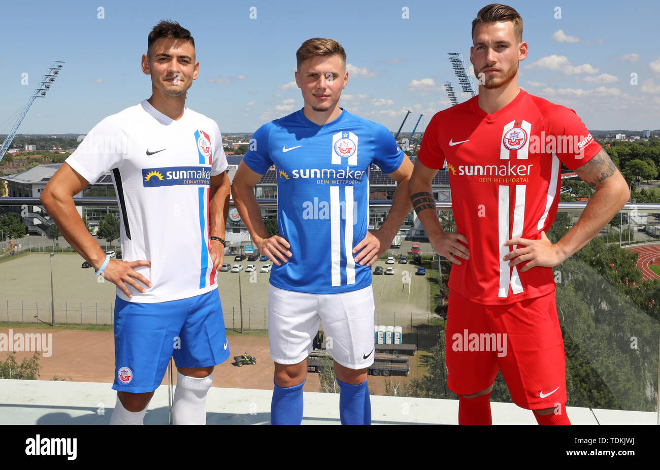 Rostock, Deutschland. 17 Juni, 2019. Nico Rieble (L-R), Erik Engelhardt und  Jonas Hildebrandt die offizielle Trikots auf der Pressekonferenz für die  Ausbildung Kick-off des FC Hansa Rostock. Nach dem Weggang von 13