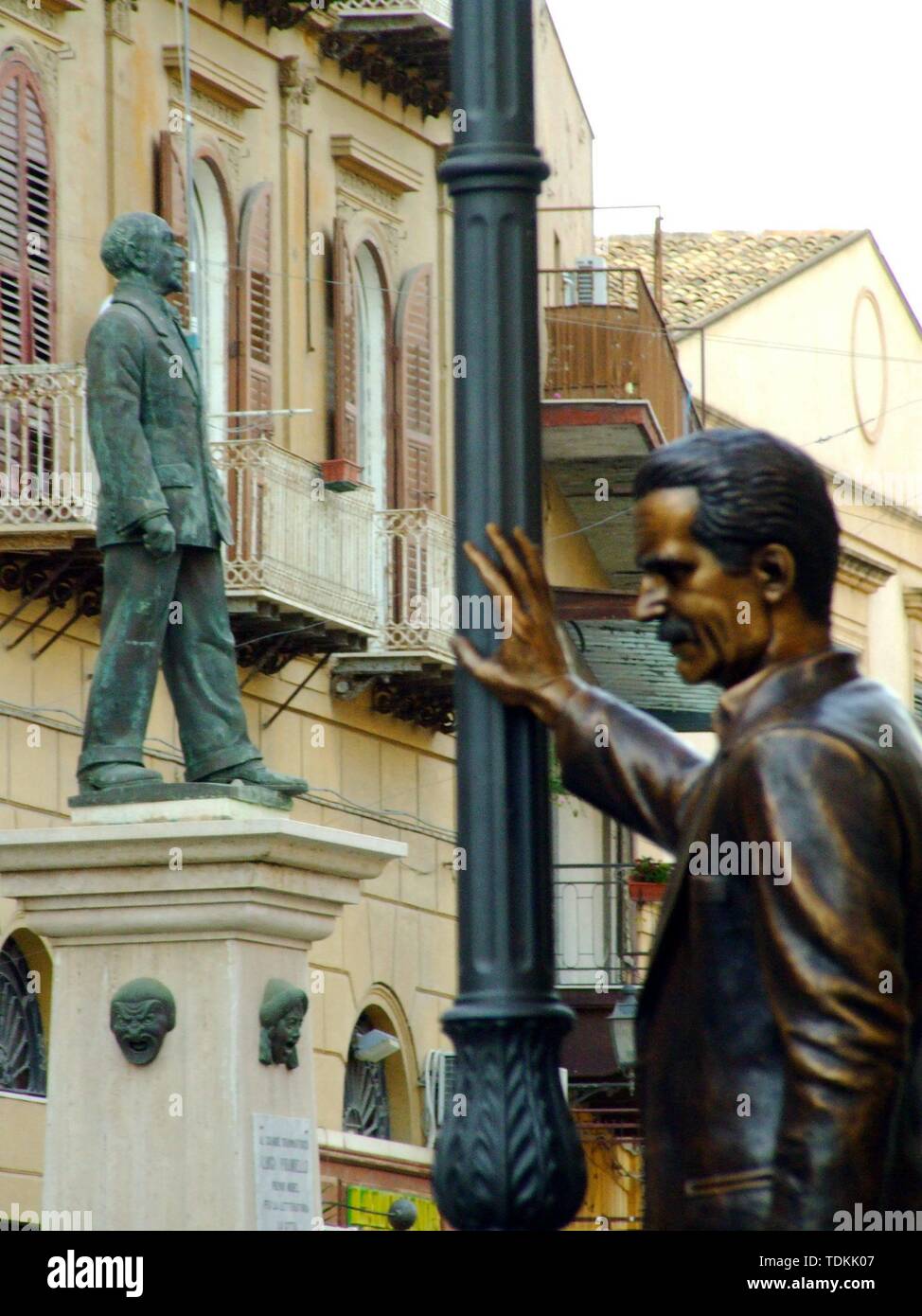 PORTO EMPEDOCLE (AGRIGENT) - DIE STADT DER KOMMISSAR MONTALBANO CREATURA DELLO Schriftsteller Andrea Camilleri - Statue von Luigi Pirandello und der Kommissar Montalbano (Lorgio/IPA/Fotogramma, PORTO EMPEDOCLE (AGRIGENT) - 2008-07-03) Das Foto ist verwendbar in Bezug auf den Kontext, in dem es aufgenommen wurde ps, und ohne beleidigende Absicht der Anstand der Personen vertreten (Lorgio/IPA/Fotogramma, Foto Repertoire - 2019-06-18) p.s. La foto e 'utilizzabile nel rispetto del contesto in Cui e' Stata scattata, e senza intento diffamatorio del decoro delle Persone rappresentate Stockfoto