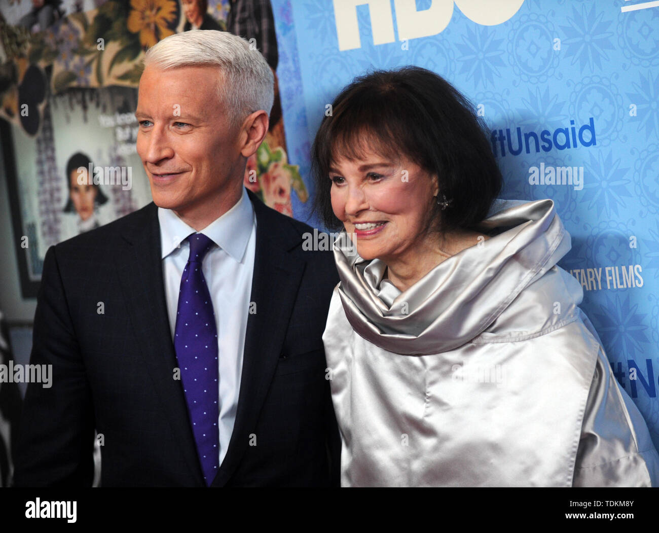 Manhattan, Vereinigten Staaten von Amerika. 05 Apr, 2016. NEW YORK, NEW YORK - April 04: Gloria Vanderbilt, Anderson Cooper besucht' Nichts ungesagt" Premiere bei Time Warner Center am 4. April 2016 in New York City. Personen: Gloria Vanderbilt, Anderson Cooper Credit: Stürme Media Group/Alamy leben Nachrichten Stockfoto