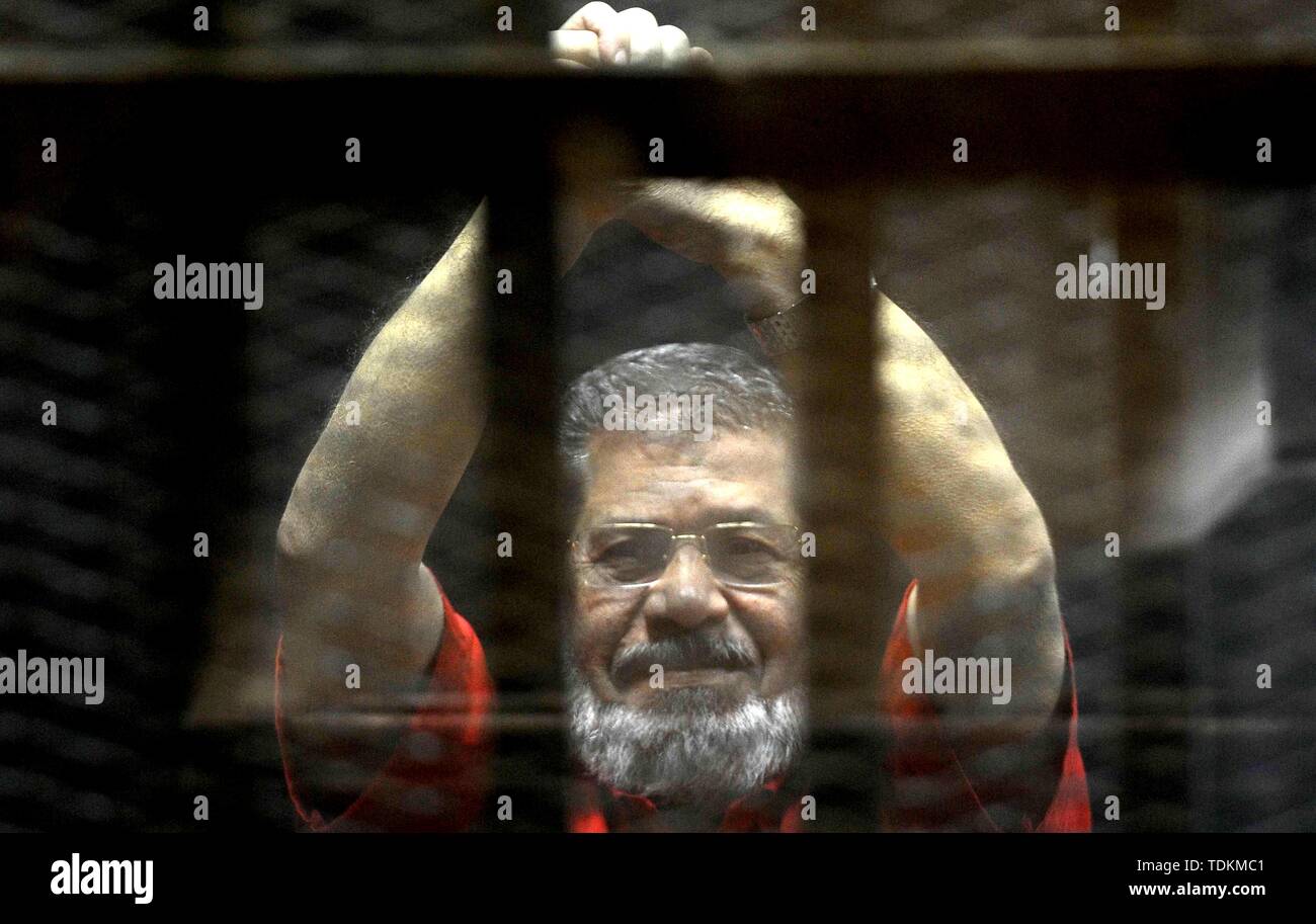 Kairo, Ägypten. 18. Juni 2016. Datei Foto: Ägyptens verdrängt islamistischen Präsidenten Mohamed Morsi, trägt eine rote Uniform, von hinter Gittern des Angeklagten während seines Prozesses wegen Spionage an einem Gericht in Kairo am 18. Juni 2016. Der ehemalige Präsident Mohamed Morsi starb am Montag bei Gericht nach dem Abschluss eines Probetraining in der Spionage Prozeß, ägyptischen Staat TV sagte Credit: Stringer/APA-Images/ZUMA Draht/Alamy leben Nachrichten Stockfoto