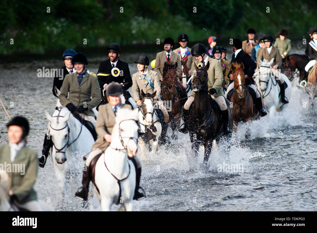 Melrose, Großbritannien. 17 Juni, 2019. Melrose, Schottland, 19. Juni 2019. Reiter überqueren Sie den Fluss Tweed während der melrose Rideout. Das Melrose Rideout wird einmal pro Jahr in den Grenzen der Stadt von Melrose gehalten und besteht aus einer Fahrt, die Gefilden der Eildon Hills. Diese Jahre Melrose wählen Sie ist Ben Magowan. Die Überfahrt dauerte am Fluss Tweed, Melrose, Schottland am 19. Juni. Credit: Scottish Borders, Medien/Alamy leben Nachrichten Stockfoto