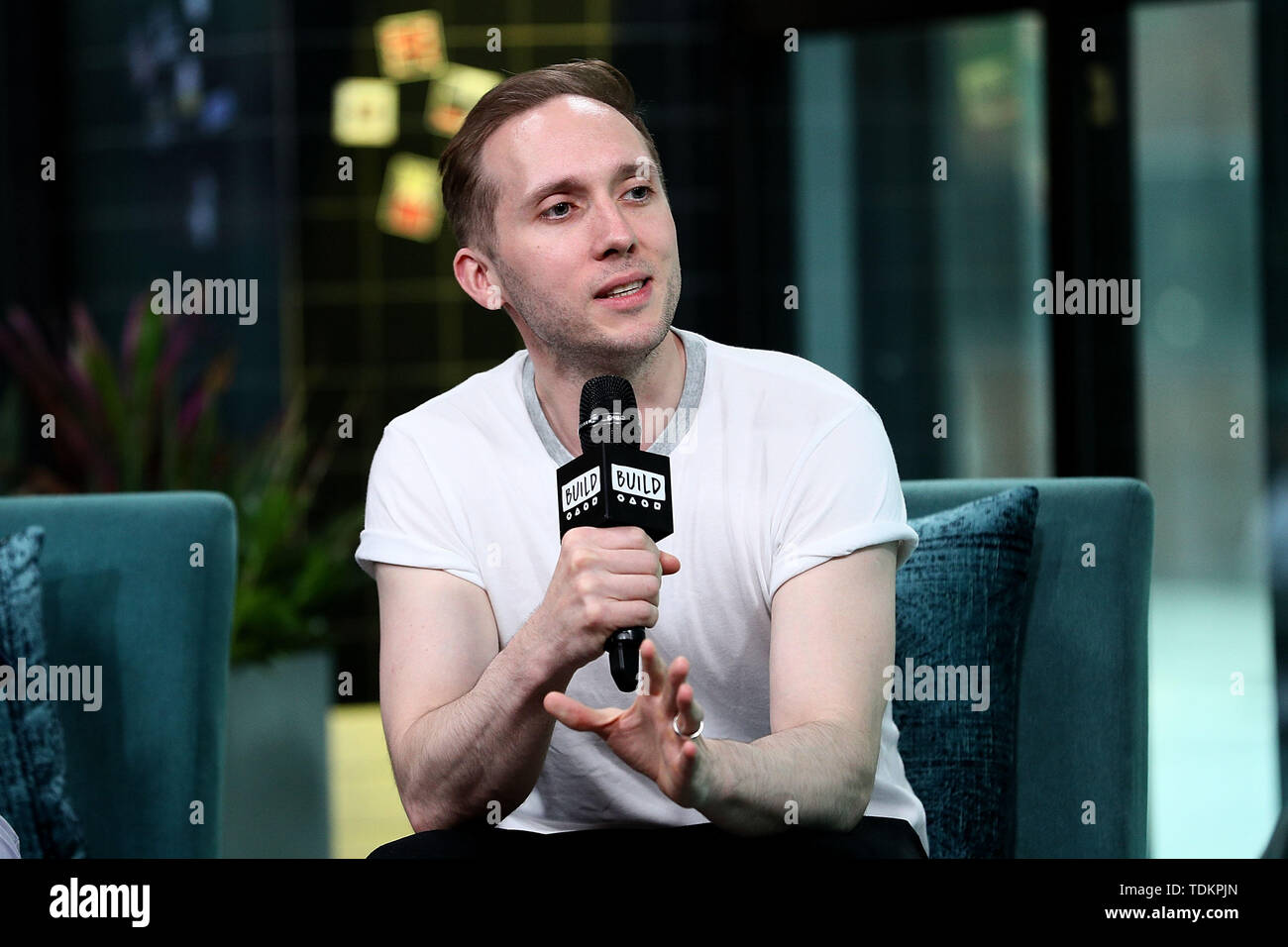 New York, USA. 17 Juni, 2019. Iain Glocke am bauen Lautsprecher Serie: Diskussion von tonewall', die amerikanische Oper über die 1969 Stonewall Riots am Bau Studio. Quelle: Steve Mack/Alamy leben Nachrichten Stockfoto