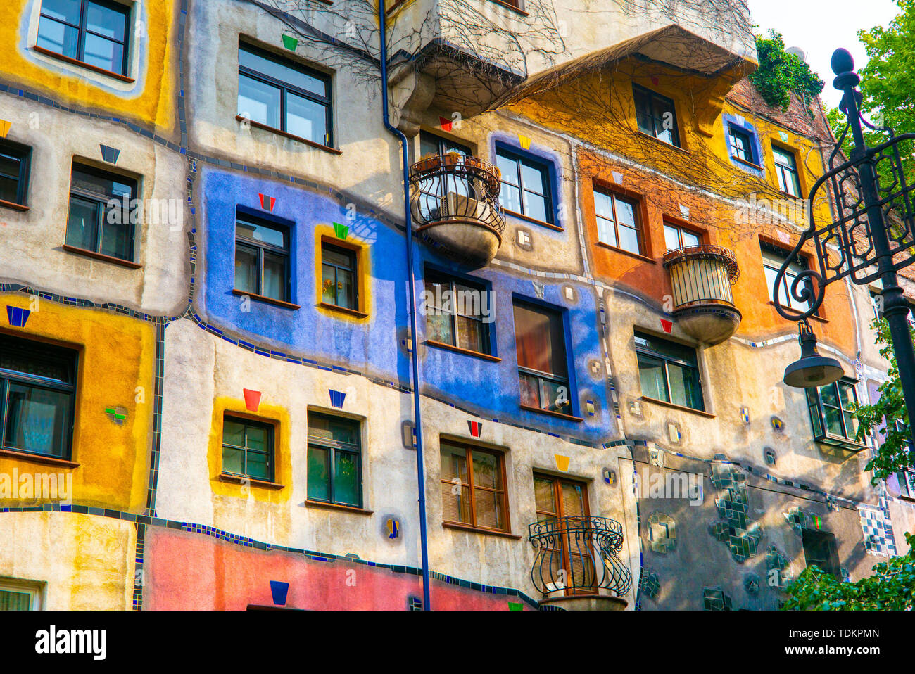 Wien. 17 Juni, 2019. Das Foto am 17. Juni 2019 zeigt das Hundertwasserhaus in Wien, Österreich. Hundertwasser Haus, ein Gebäude für seine bunten Außenwände und einzigartigen Stil bekannt, wurde von österreichischen Künstler Friedenscreich Hundertwasser entworfen. Es wurde zwischen 1983 und 1985 gebaut. Bis jetzt ist es noch ein Apartment für den normalen Bewohnern und eines der meistbesuchten Gebäude in Wien. Quelle: Guo Chen/Xinhua/Alamy leben Nachrichten Stockfoto