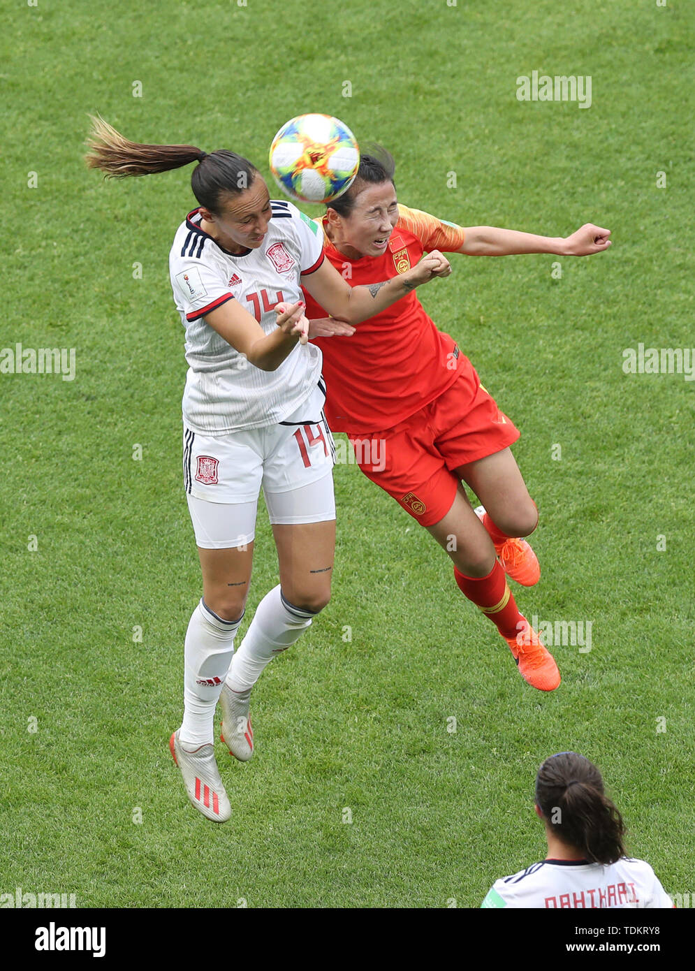 Le Havre, Frankreich. 17 Juni, 2019. Yang Li (R) von China Mias mit Virginia Torrecilla von Spanien in der Gruppe B zwischen China und Spanien im Jahr 2019 die FIFA Frauen-WM in Le Havre, Frankreich, 17. Juni 2019. Credit: Xu Zijian/Xinhua/Alamy leben Nachrichten Stockfoto