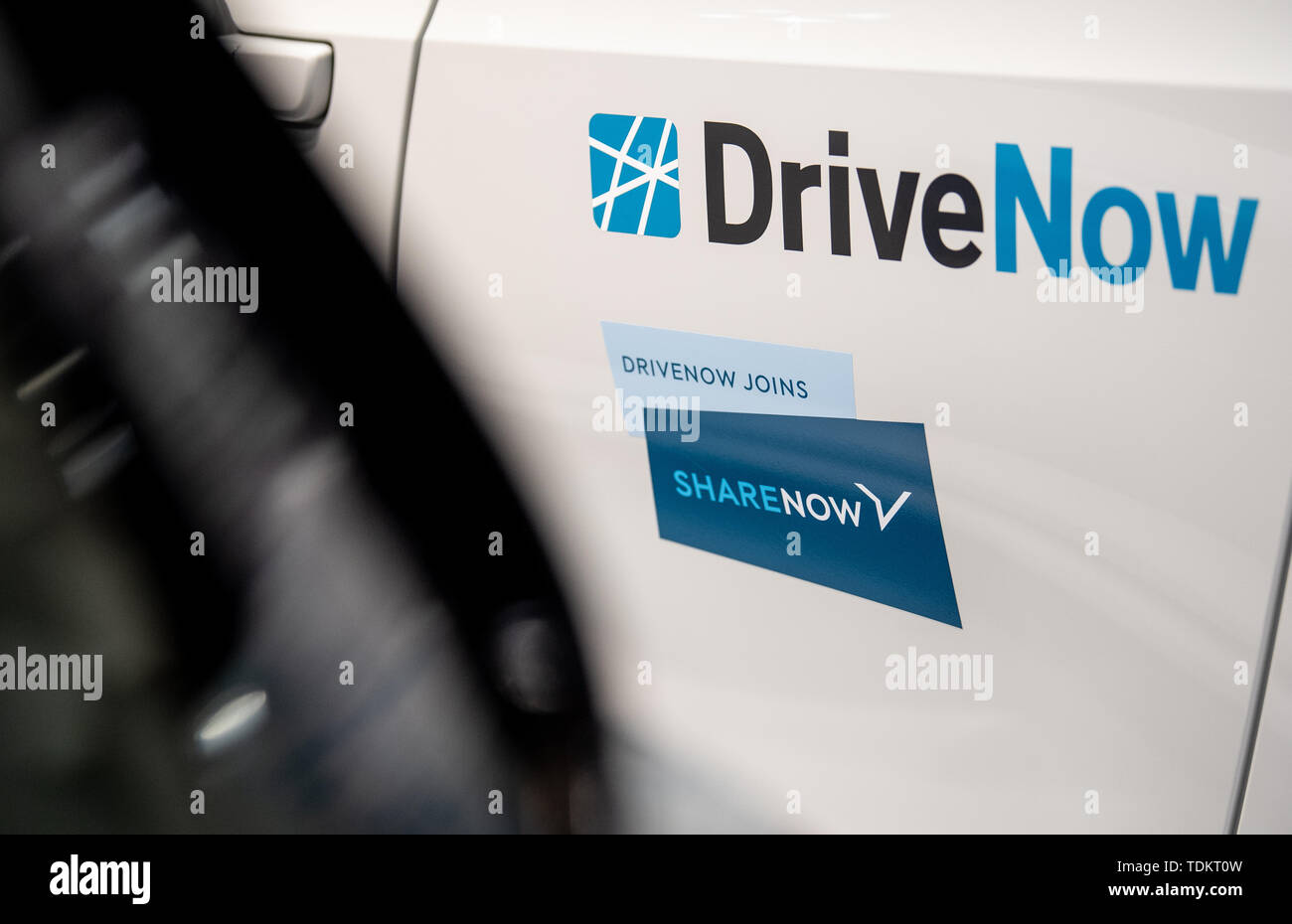 Stuttgart, Deutschland. 17 Juni, 2019. Auf einem DriveNow Auto in der aktuellen Ausstellung im Mercedes-Benz Museum steht geschrieben "ShareNow riveNow verbindet". Car2Go und DriveNow wird unter dem neuen Car sharing Flotte name ShareNow zusammengeführt werden. Credit: Fabian Sommer/dpa/Alamy leben Nachrichten Stockfoto