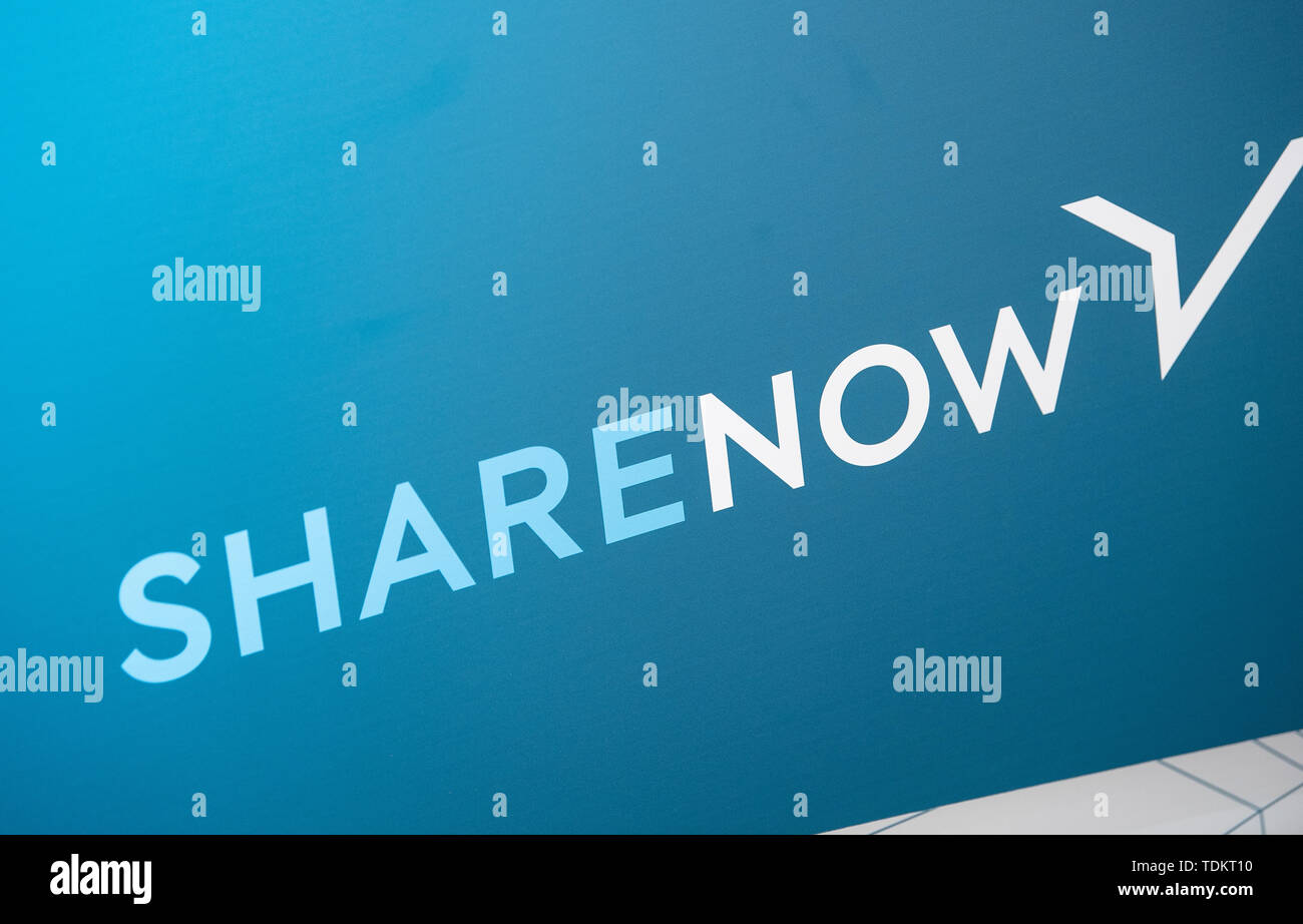 Stuttgart, Deutschland. 17 Juni, 2019. Das Logo des Car Sharing anbieter ShareNow auf eine Infotafel in der aktuellen Ausstellung im Mercedes-Benz Museum angezeigt wird. Car2Go und DriveNow wird unter dem neuen Car sharing Flotte name ShareNow zusammengeführt werden. Credit: Fabian Sommer/dpa/Alamy leben Nachrichten Stockfoto