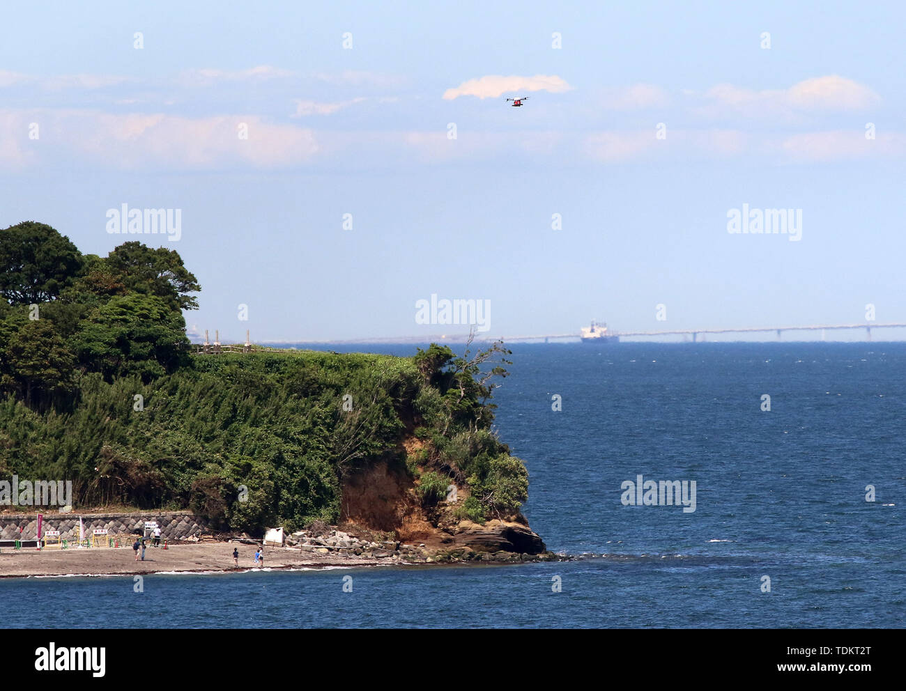 Yokosuka, Japan. 17 Juni, 2019. Eine Drohne fliegt über Sarushima Insel vor der Küste von Yokosuka in der Bucht von Tokio für die Demonstration einer Drohne Lieferservice von Kamakura, etwa 2 km weit von Kamakura am Montag, dem 17. Juni 2019. Japanische e-commerce Riese Rakuten und Walmart Tochtergesellschaft Seiyu Supermarktkette wird eine Drohne Lieferservice zwischen Sarushima Insel und Seiyu Einkaufszentrum in Yokosuka city ab 4. Juli starten wie die entfernte Insel hat keinen Supermarkt und Convenience Store. Credit: Yoshio Tsunoda/LBA/Alamy leben Nachrichten Stockfoto